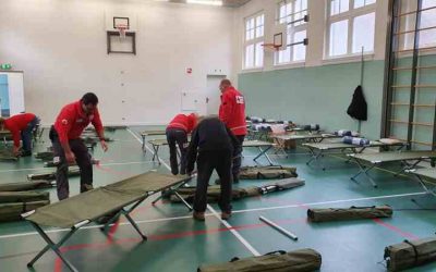 Daklozen op veldbedje in de gymzaal: ‘het is dit of buiten slapen’