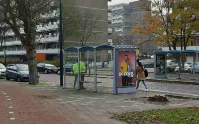 Keurige mevrouw, mooi opgemaakt… en ze slaapt in een bushokje in Nijmegen