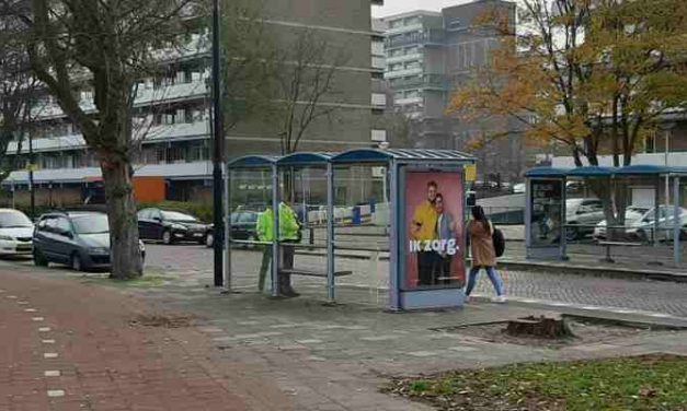 Keurige mevrouw, mooi opgemaakt… en ze slaapt in een bushokje in Nijmegen