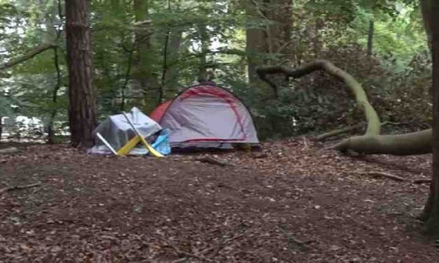 Daklozen in Ede slapen in tentjes na sluiten noodopvang