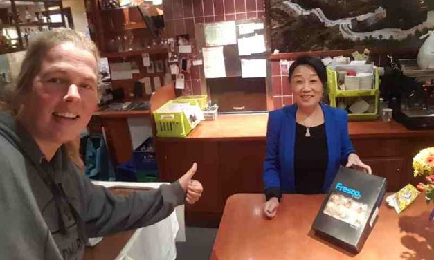 Chinees restaurant Fong Shou, schenkt 100 gebakjes voor de buitenslapers in onze stad