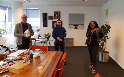 Achterban jongeren brengen oliebollen naar wethouder Bert van Alphen en zijn team