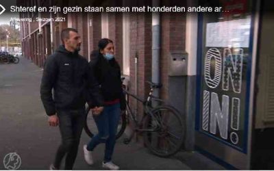 Shteref en zijn gezin staan samen met honderden andere arbeidsmigranten na de lockdown weer op straat