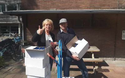 Straat Consulaat deelt water uit aan daklozen