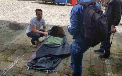 Stichting Sheltersuits overhandigd 50 shelterbags aan het Straat Consulaat voor daklozen in Den Haag