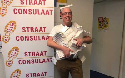 300 corona zelftesten gedoneerd door Leger des Heils aan het Straat Consulaat