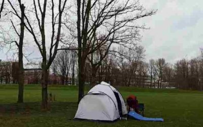 Dakloze Angelo kocht van laatste geld een tent en woont nu in Zuiderpark in Rotterdam