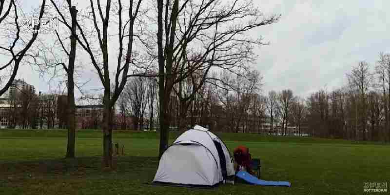 Dakloze Angelo kocht van laatste geld een tent en woont nu in Zuiderpark in Rotterdam
