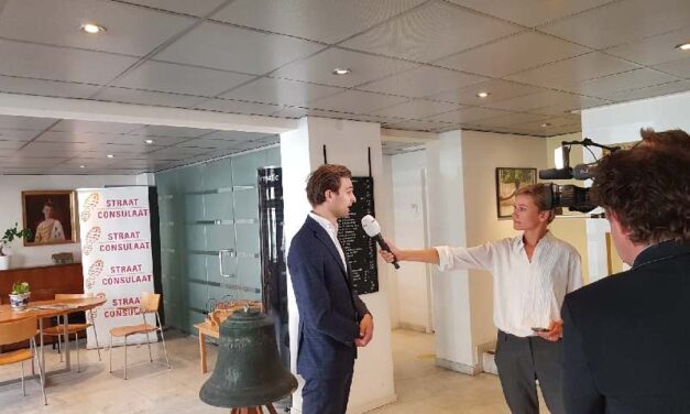 Staatssecretaris van Ooijen op bezoek bij het Straat Consulaat voor NOS interview en info uitwisseling over betekenisvolle participatie