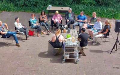 Wethouder Arjen Kapteijns in gesprek met mensen die dakloos zijn of zijn geweest, over beeldvorming