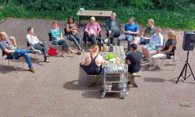 Wethouder Arjen Kapteijns in gesprek met mensen die dakloos zijn of zijn geweest, over beeldvorming