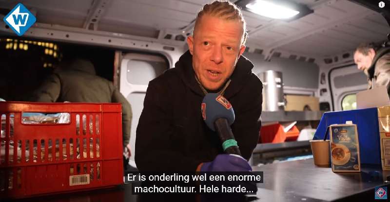 {Video) Splinternieuwe Haagse Soepbus deelt eten en drinken uit aan daklozen