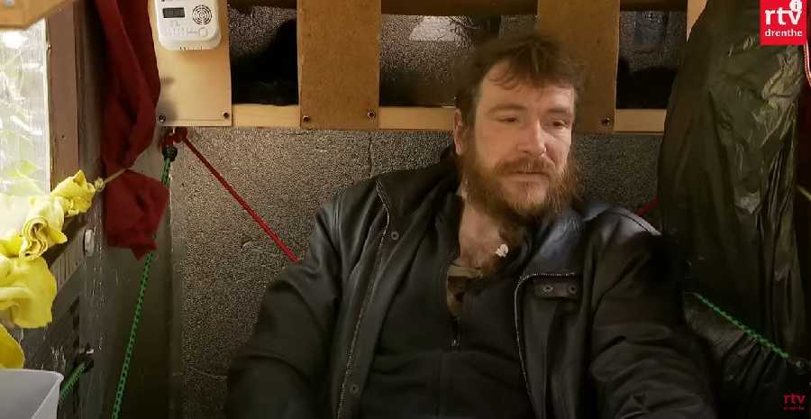 Robert Bast (37) uit Emmen is dakloos en woont in zijn fietscaravan