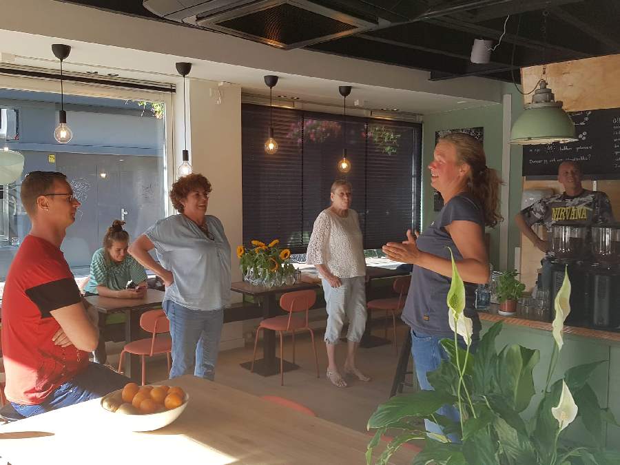 Warm Welkom: Lachend Leren bij het Straatbakkie