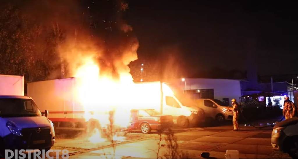 {Video} Dakloze man ziet zijn vrachtwagen vol inboedel in vlammen op gaan Mercuriusweg Den Haag
