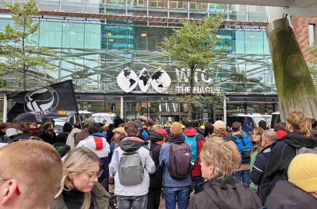 Actievoerder steekt banden van politieauto lek na bezettingsactie in Haags World Trade Center