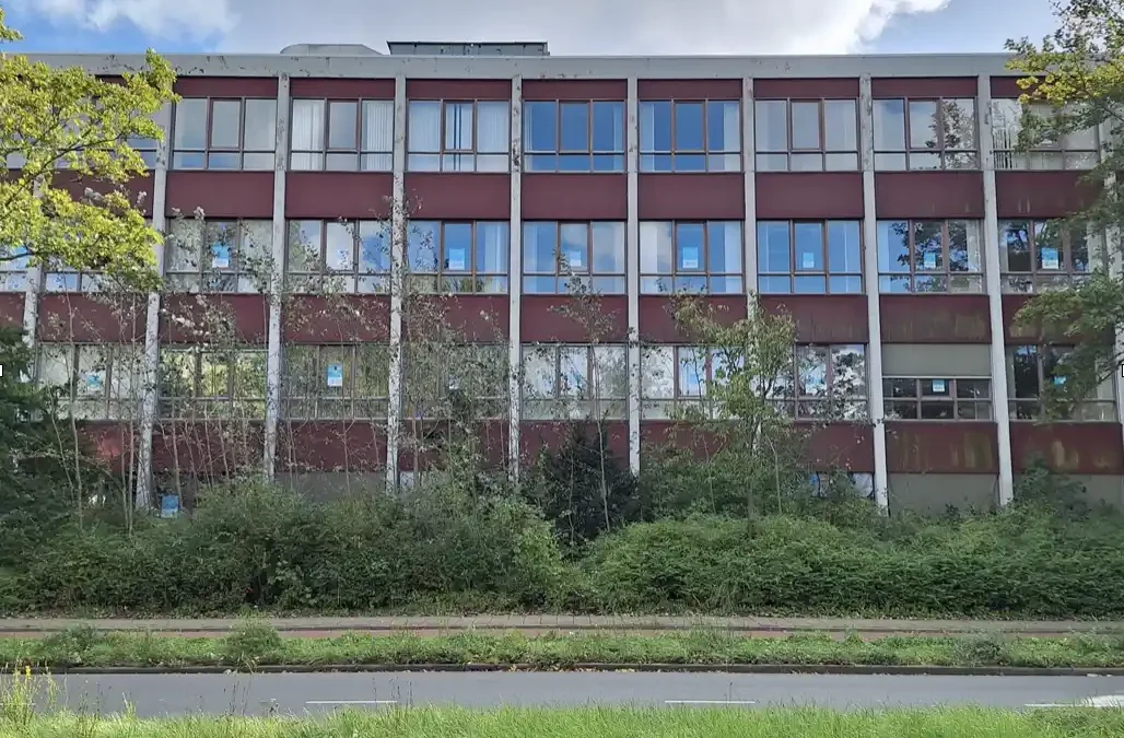 De verloren parel van Houtwijk: Het lege Azivo kantoor op Oude Haagweg