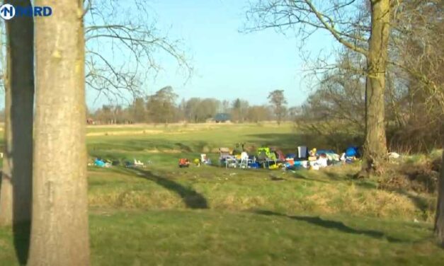 {Video} Dakloos: Yme leeft in een tentje pal langs de snelweg bij Niebert