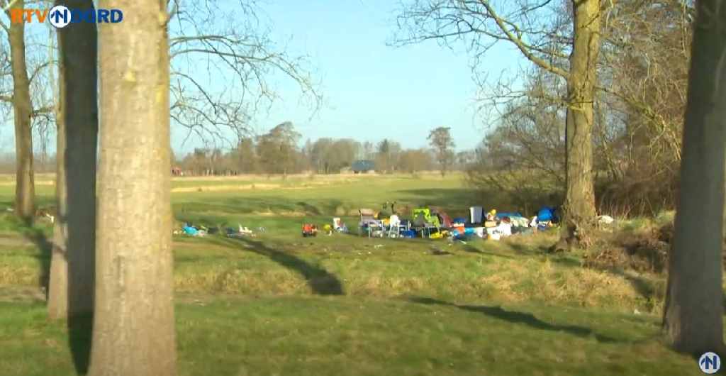 {Video} Dakloos: Yme leeft in een tentje pal langs de snelweg bij Niebert