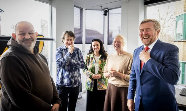 Koning hoort verhaal achter dakloosheid bij Straat Consulaat