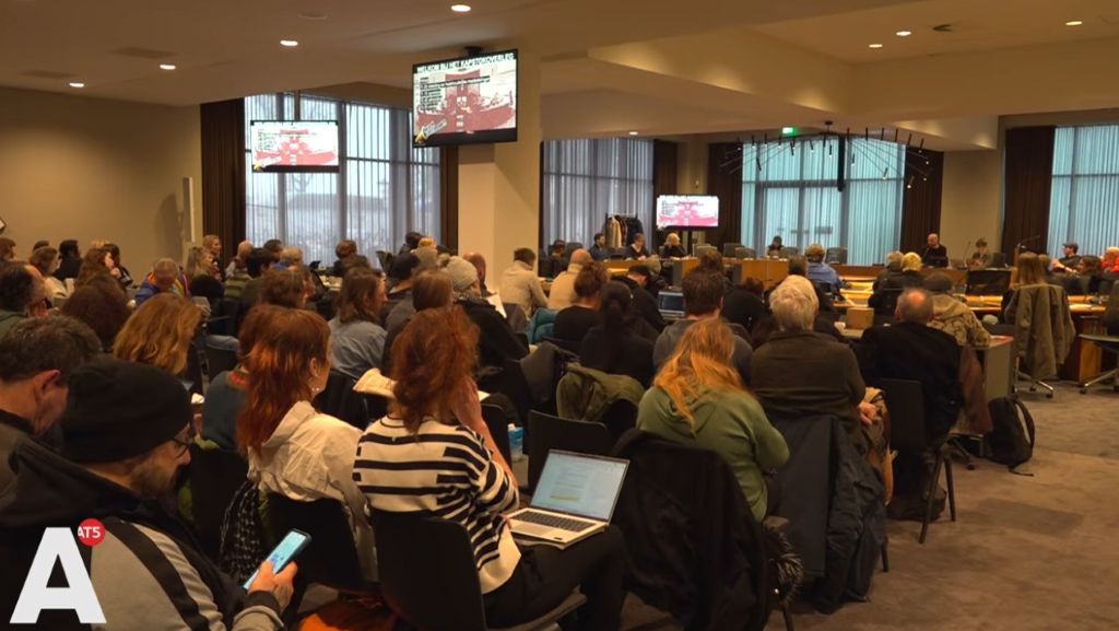 {Video} Daklozen in Amsterdam bij gemeenteraad: “gooi dit systeem overboord”