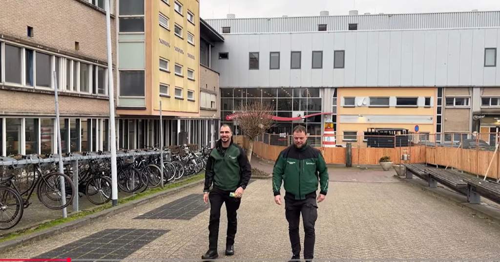 {Video} Haagse Hosts houden toezicht in en rondom permanente winteropvang Sportlaan