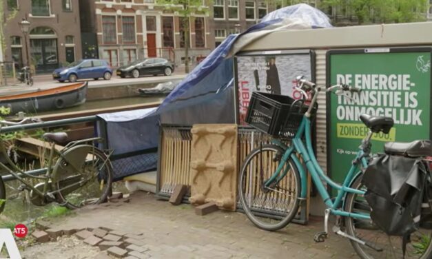 {Video} Stel kampeert al maanden in tent op Kloveniersburgwal in Amsterdam