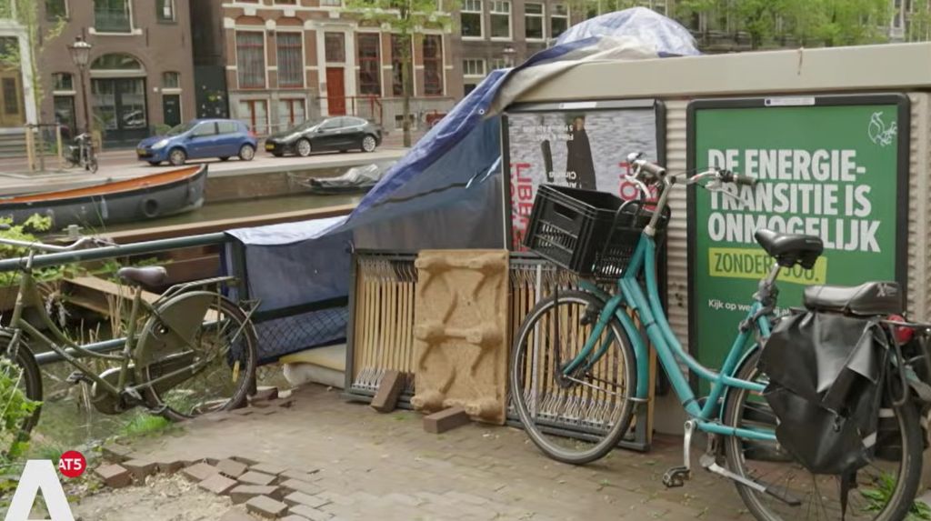 {Video} Stel kampeert al maanden in tent op Kloveniersburgwal in Amsterdam