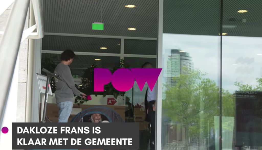 {Video} Dakloze Frans kampeert pal voor Stadskantoor: ‘Wil een uitkering!’
