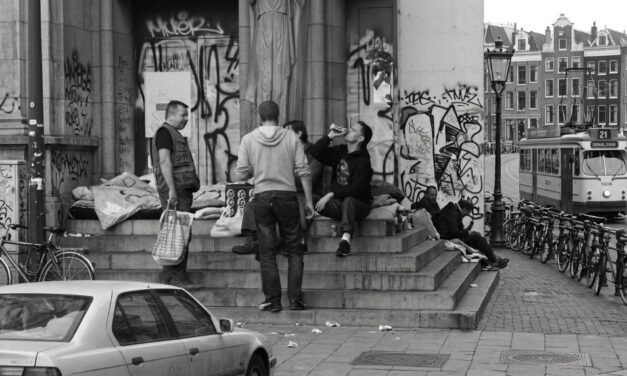 Grote steden schrappen boete op buitenslapen, overlast daklozen neemt toe