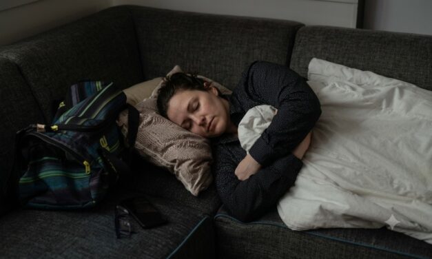 Verborgen dakloosheid: Sara slaapt al 8 jaar bij familie en vrienden op de bank