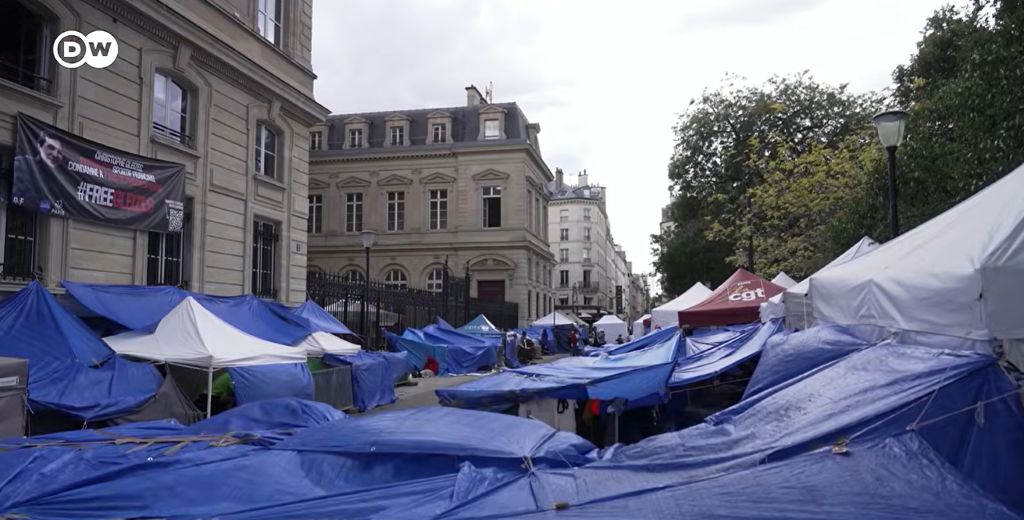 {Video} How hundreds of homeless in Paris move from camp to camp | Focus on Europe