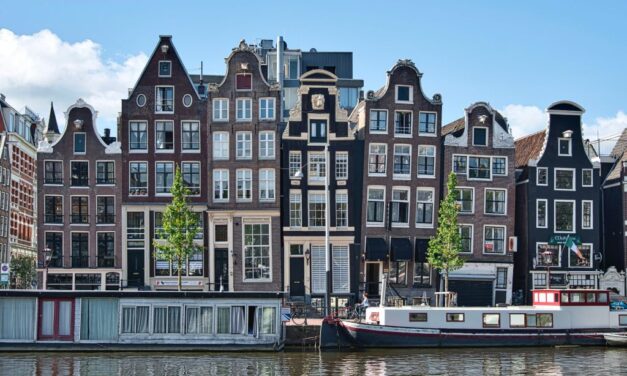 Woede om woning én geld voor verslaafde daklozen in Amsterdam: ’Bieden nog net geen gratis crack aan!’