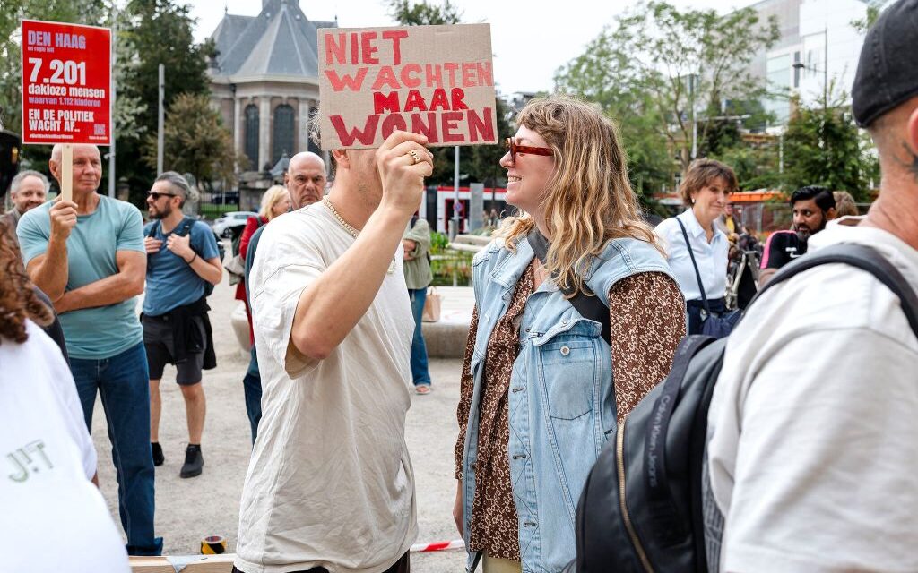In de rij op Spuiplein voor woning die er niet is: ‘Niet wachten, maar wonen’