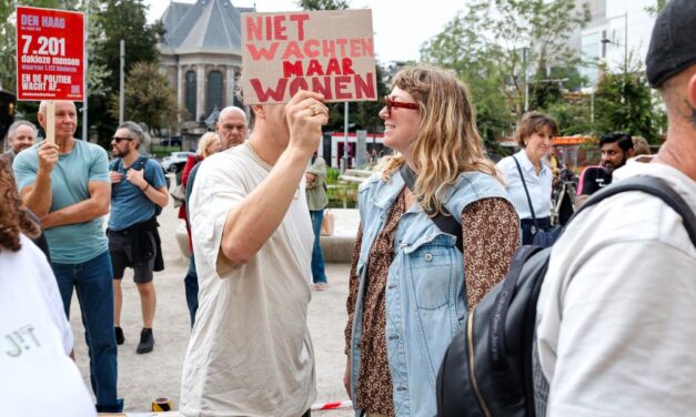 In de rij op Spuiplein voor woning die er niet is: ‘Niet wachten, maar wonen’
