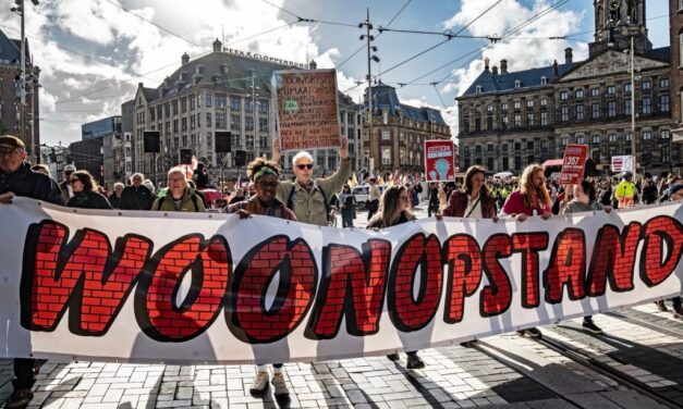 Landelijk Woonprotest Amsterdam: ‘Waar blijven de tien steden en de 100.000 woningen per jaar?’